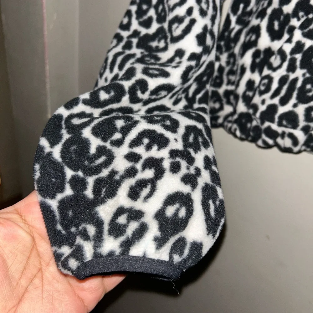 Aritzia TNA 1/4 zip fleece - black white snow leopard cropped athleisure